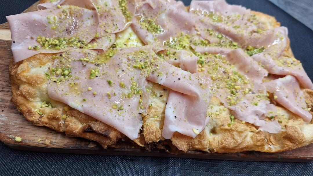 Home Pinsa Pistacchio e Mortadella